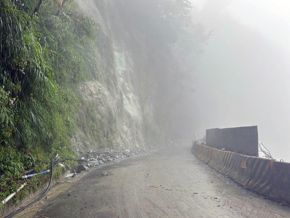 圖：台東山區累計雨量預估將達超大豪雨，南橫公路易落石，公路局籲濃霧天候盡量避免上山。（公路局提供）