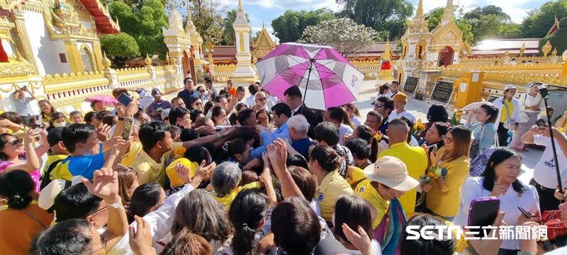 睽違27年重返泰國的瓦差勒宋，在當地人氣非常旺，許多人盛讚他的親和力，他也非常注重小朋友的教育。（圖／Vacharaesorn Vivacharawongse授權提供）