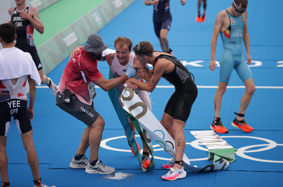 El medallista de oro Kristian Blummenfelt de Noruega y el medallista de bronce Hayden Wilde de Nueva Zelanda. (Foto: REUTERS/Hannah McKay)