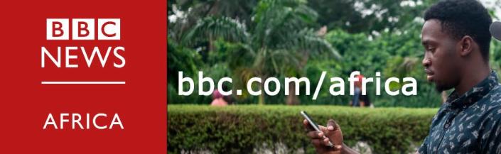 Une photo intégrée montrant le logo BBC Africa avec un père lisant sur son téléphone portable.