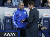 <b>Chelsea, l’après Villas-Boas</b> <p>Roberto Di Matteo (à gauche sur la photo) connaîtra son premier match à la tête des Blues ce week-end, après le licenciement d’André Villas-Boas. Reléguée à trois points d’Arsenal (4e) et déjà sept points de Tottenham (3e), Chelsea, doit enchaîner les victoires pour espérer accrocher une place qualificative pour la Ligue des Champions en fin de saison. Début du sprint final ce samedi 16h face à Stoke City.</p>