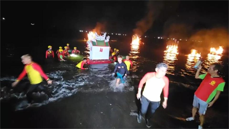 Le festival des fantômes de Keelung a explosé de foule, la circulation a été détournée et les touristes qui avaient fait leurs valises ont été relâchés et n'ont pas pu prendre leur train.