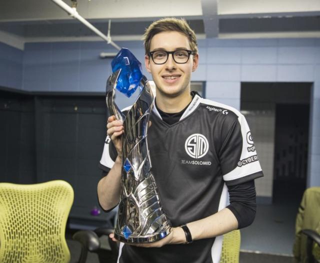 Bjergsen holding the NA LCS trophy once again (lolesports)