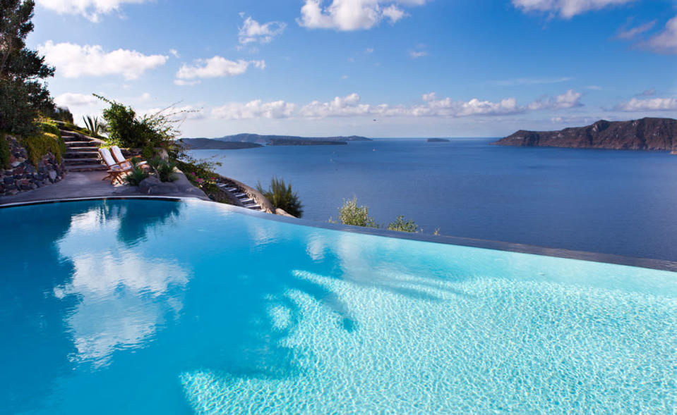 Hay un encanto especial en todo lo que tiene que ver con Grecia, sus costas y sus islas. El hotel Perivolas no es la excepción y tiene una piscina infinita que supera las expectativas.