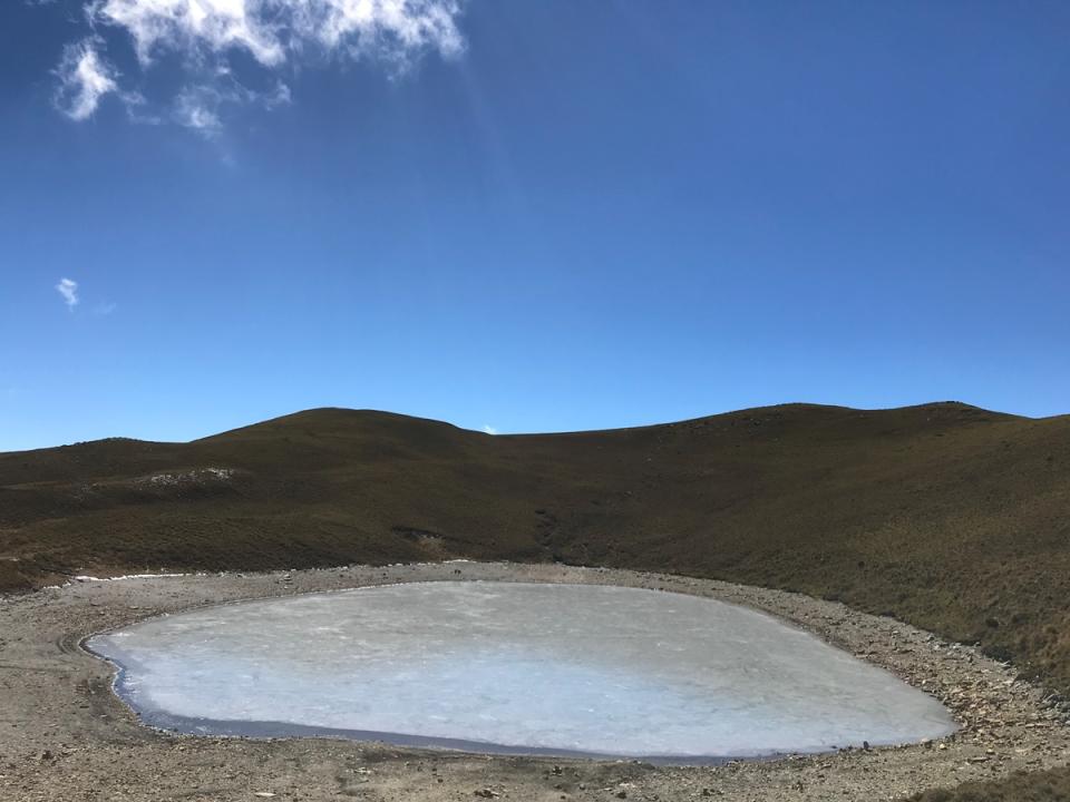  有「天使眼淚」美名的台東嘉明湖，因氣溫低於零度，山友拍下冰封嘉明湖的照片上傳臉書，引來網友一片驚呼「好美」。 中央社