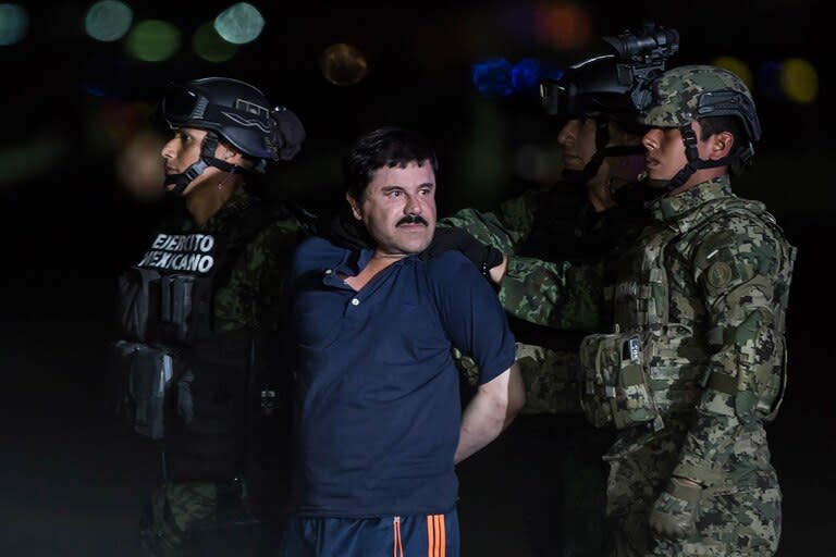 El Chapo Guzmán es escoltado por agentes de la Marina durante su detención en 2016