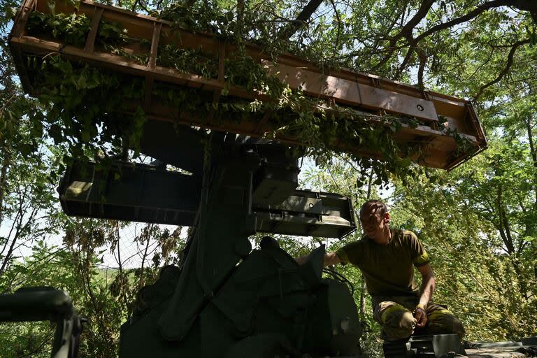 Un militar ucraniano de una unidad antiaérea de la 24ª brigada mecanizada prepara un sistema móvil de misiles tierra-aire de corto alcance Strela-10 (SAM) para el combate en una posición en la región de Donetsk, el 11 de junio de 2024. (Genya SAVILOV / AFP)