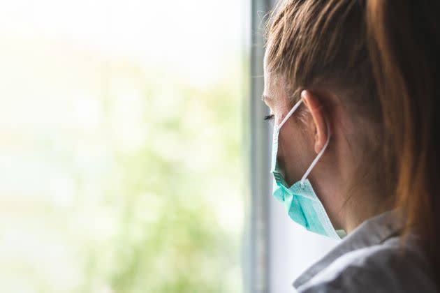 Pendant ce temps-là, le reste de la société s’écharpe sur la vaccination, profite de ses vacances, fait des projets, travaille, sort, vit tout simplement. Esteban, Morgane et Pauline, ont 22, 31 et 42 ans et sont tous les trois atteints du Covid long. Leur été est rythmé par leur état de santé, parfois par les rechutes, souvent par la sensation de courir derrière les autres sans parvenir à les rattraper. (Photo d'illustration) (Photo: fotostorm via Getty Images)