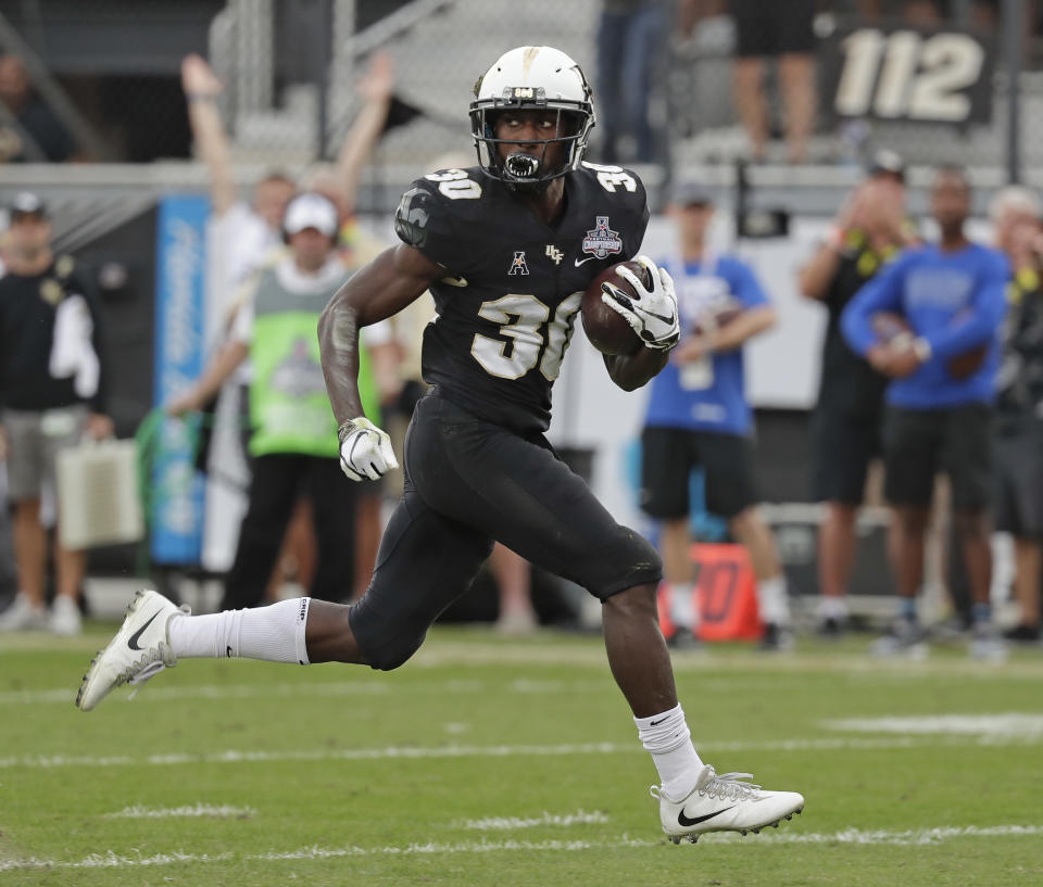 Central Florida running back Greg McCrae runs untouched for a 14-yard touchdown against Memphis during the first half of the American Athletic Conference championship NCAA college football game, Saturday, Dec. 1, 2018, in Orlando, Fla. (AP Photo/John Raoux)