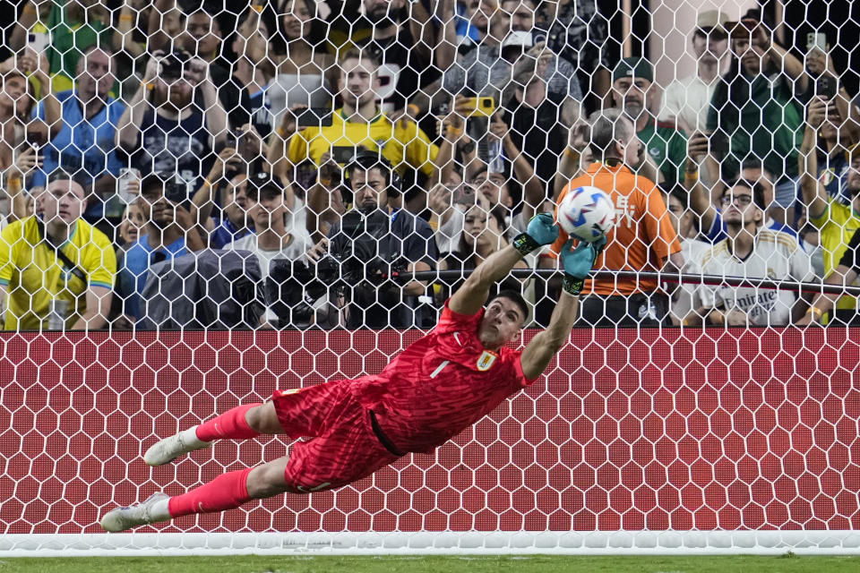 El arquero uruguayo Sergio Rochet tapa el penal ejecutado por el brasileño Eder Militao en los cuartos de final de la Copa América, el sábado 6 de julio de 2024. (AP Foto/Godofredo A. Vásquez)