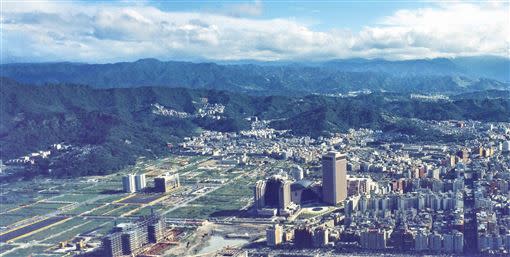 台北東區空拍照曝光，有平原田地還沒有101。（圖／黃進發先生提供）