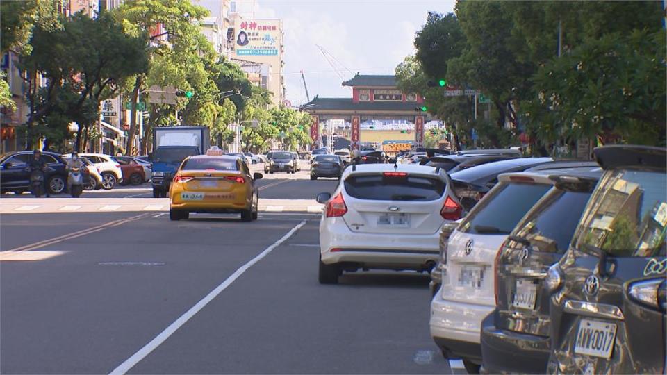 高雄特殊「斜向停車格」　進去容易出來難！一條路現兩種停法