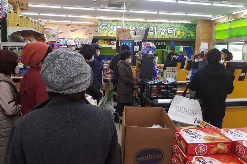 南韓大邱爆發武漢肺炎疫情，許多民眾戴著口罩到超市購買食物與民生用品（美聯社）
