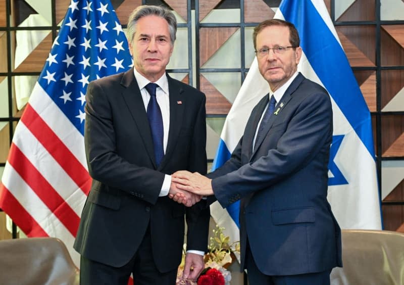 Israeli President Isaac Herzog (r.) meets with US Secretary of State Antony Blinken in Tel Aviv.  Unfortunately Toaf/GPO/dpa