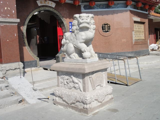 岡山壽天宮大門前坐鎮的是岡山神社遺留的狛犬，尾巴翹起是和石獅最大區別。（圖／岡山壽天宮官網）