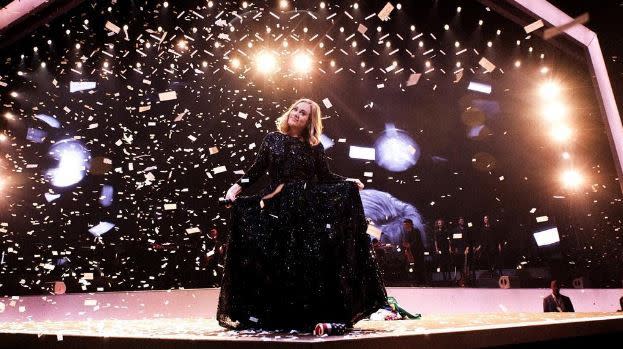 Adele: la intérprete de Hello lleva todo el año de gira, sin parar de promocionar su álbum y recolectando ovaciones por todo el mundo. Tanto es así, que la revista económica ‘Forbes’, sacó en noviembre de 2016 la lista de las artistas mejor pagadas del año, y en segunda posición estaba ella, solo por detrás de Taylor Swift. La artista se ha embolsado en los últimos meses 80 millones de dólares. Pero EMAs, ninguno. (Imagen: ©Instagram)