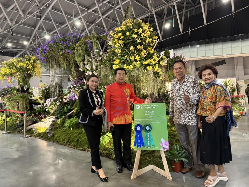 泰國文化部顧問團一行人開心地跟獲得景觀設計第一名的泰國團隊作品合影。（圖：南市府提供）