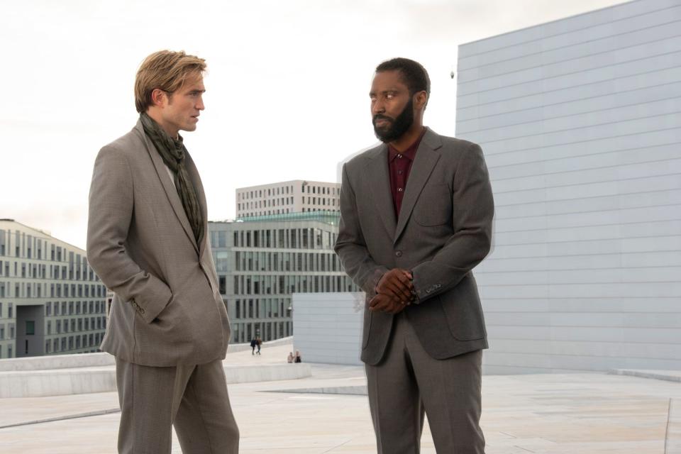 "Tenet" von Regisseur Christopher Nolan ist ein geheimnisvoller Film - die Rolle, die Robert Pattinson (links) an der Seite von Hauptdarsteller John David Washington spielt, ist nicht weniger rätselhaft. Gemeinsam müssen die beiden Männer einen dritten Weltkrieg verhindern - im wahrsten Sinn des Wortes ein Kampf gegen die Zeit. (Bild: 2020 Warner Bros. Entertainment Inc.)