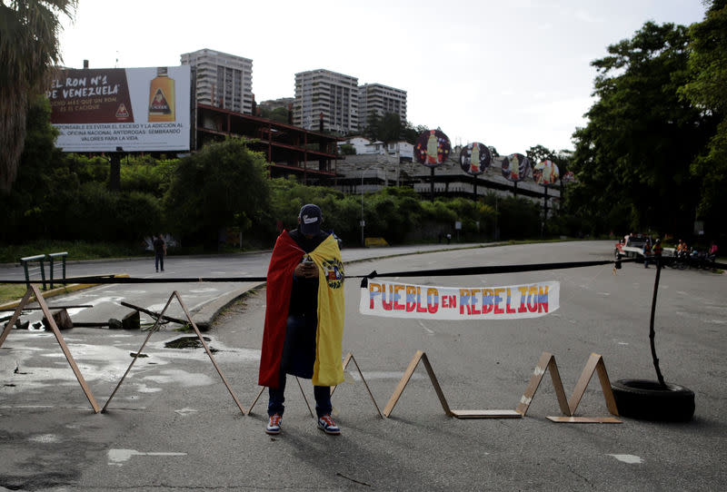 De nombreuses rues du Venezuela étaient désertes et barricadées jeudi en raison d'une grève nationale lancée par l'opposition pour obtenir l'organisation d'une élection présidentielle et l'abandon du projet d'instauration d'une assemblée constituante. /Photo prise le 20 juillet 2017/REUTERS/Fabiola Ferrero