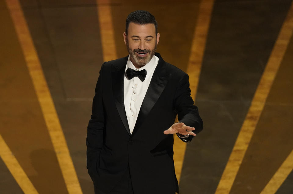 El anfitrión Jimmy Kimmel habla en los Oscar el 12 de marzo de 2023, en el Teatro Dolby en Los Angeles. (Foto AP/Chris Pizzello)