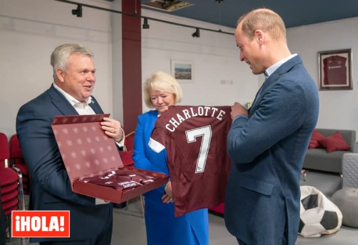Duque de Cambridge con un regalo de camisetas personalizadas para sus hijos
