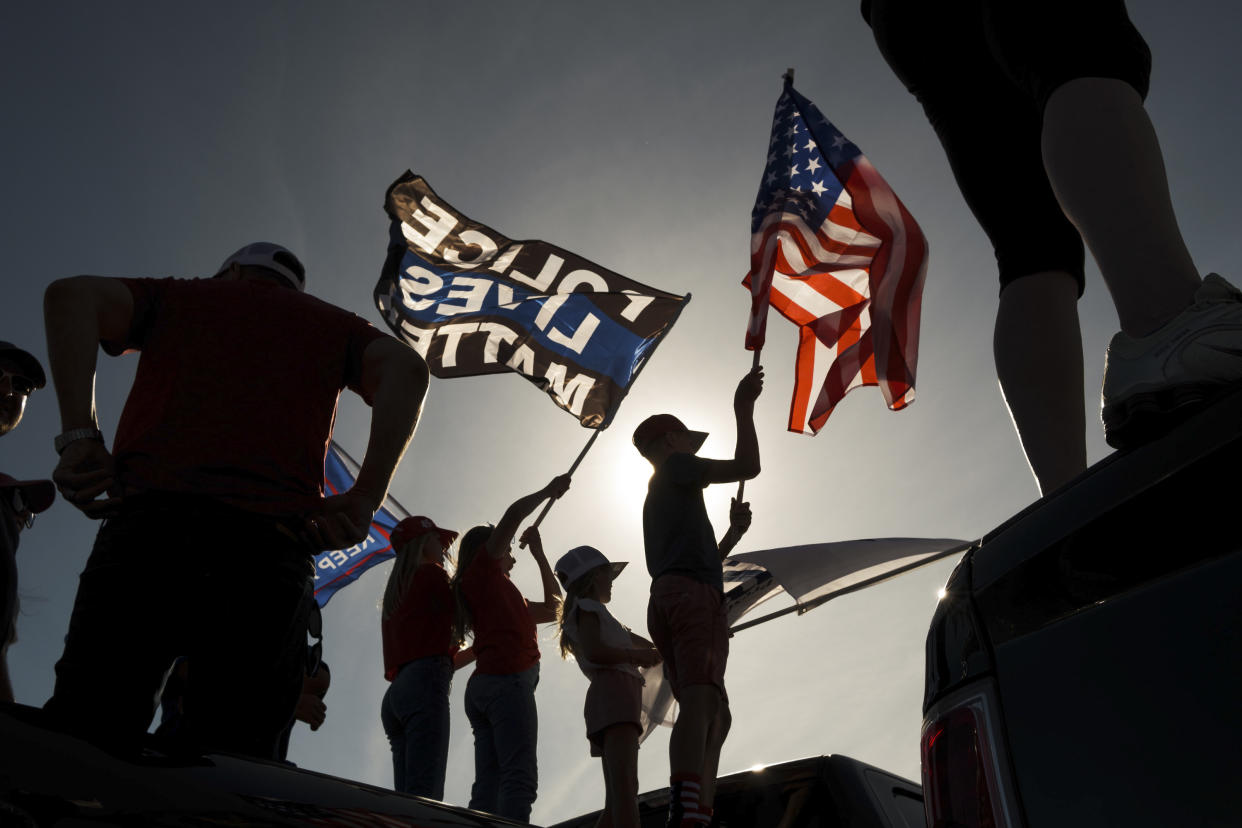 Los seguidores del presidente Donald Trump se reúnen en Clackamas, Oregon, antes de dirigirse en auto a Portland, el 29 de agosto de 2020. (Mason Trinca/The New York Times)