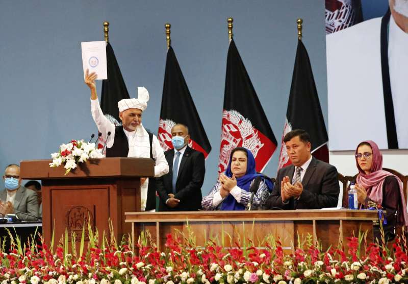 阿富汗部族大會決定同意釋放最後400名神學士成員，掃除直接和談唯一障礙，圖為阿富汗總統賈尼高舉大會決議文（AP）