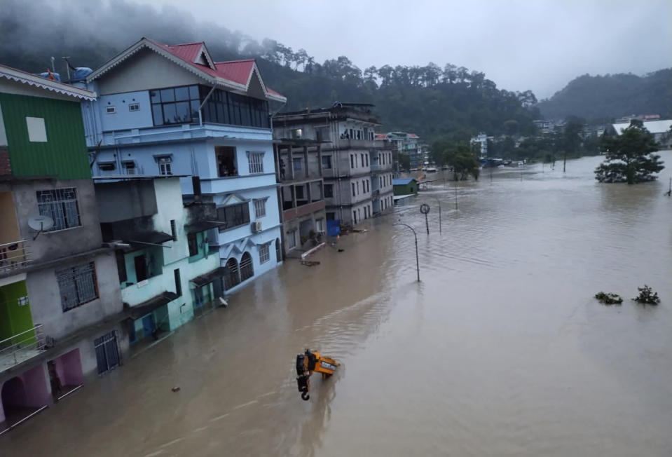 Aguas desbordadas del río Teesta inundan edificios en Sikkim, India, 4 de octubre de 2023. Al menos 47 personas murieron y 150 estaban desaparecidas, se informó el sábado 7 de octubre de 2023. (Ejército indio via AP)