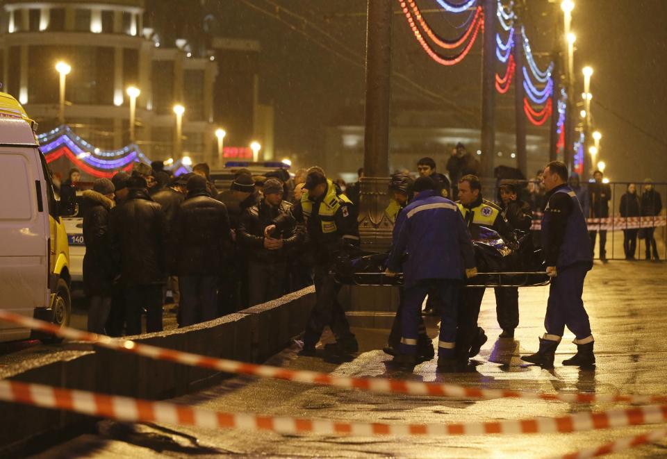 Medics carry the body of Boris Nemtsov, who was shot dead, in central Moscow February 28, 2015. Nemtsov, a Russian opposition politician and former deputy prime minister, has been shot dead in central Moscow, the Interior Ministry said early on Saturday. (REUTERS/Maxim Shemetov)