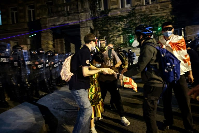 Gaz lacrymogène et balles en caoutchouc tirés par la police contre des manifestants à Tbilissi le 30 avril 2024 (Giorgi ARJEVANIDZE)