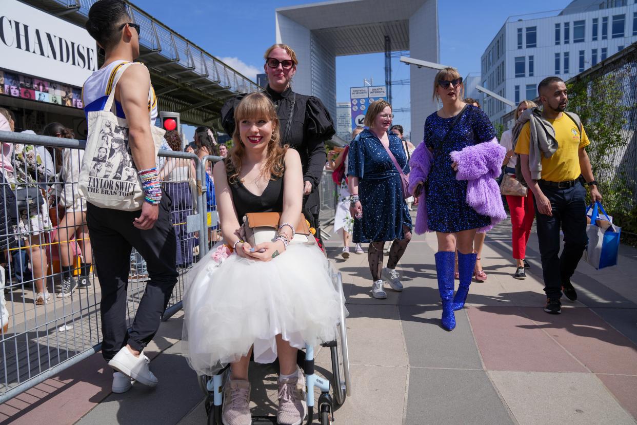 Sanne Wit, in a black "Tortured Poets Department"-inspired dress, attends the Eras Tour with her friend Lotte Lutjes.