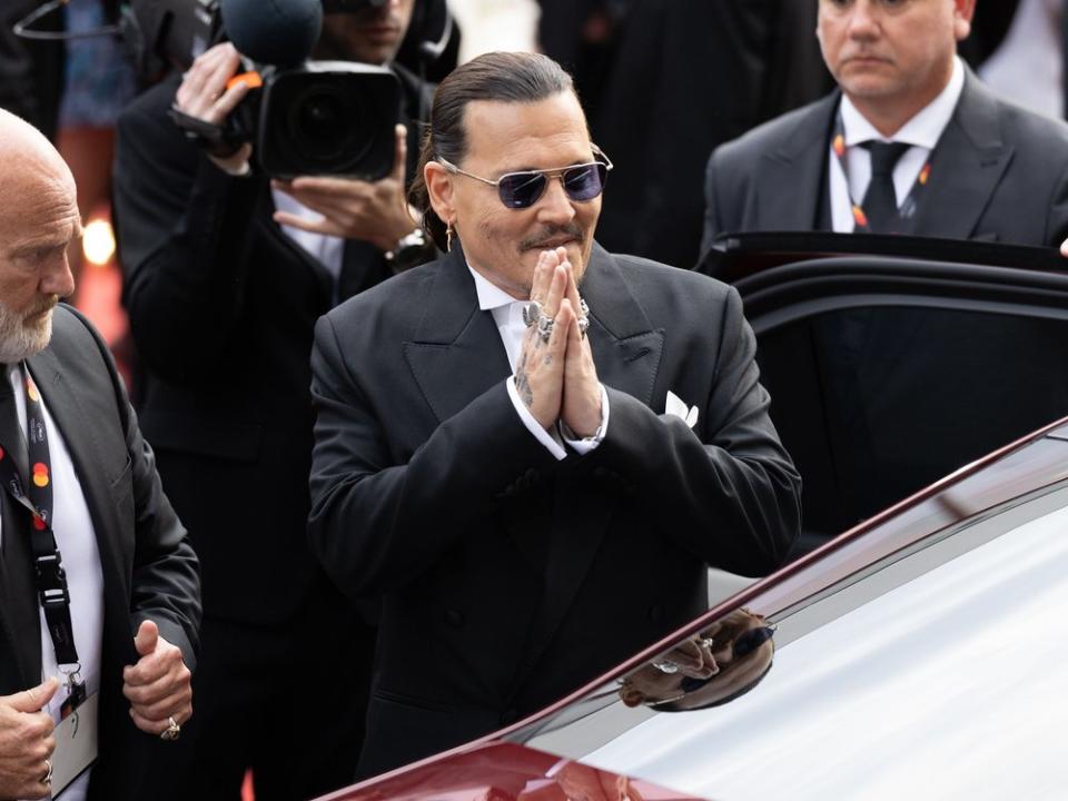 Johny Depp, der sich nach seiner Ankunft bei den Filmfestspielen von Cannes offenbar bei wartenden Fans bedankt. (Bild: Andreas Rentz/Getty Images)