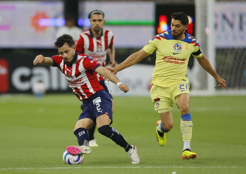 Alan Mozo (2) y Henry Martín (21) disputan el balón durante la ida de la semifinal entre Guadalajara y América