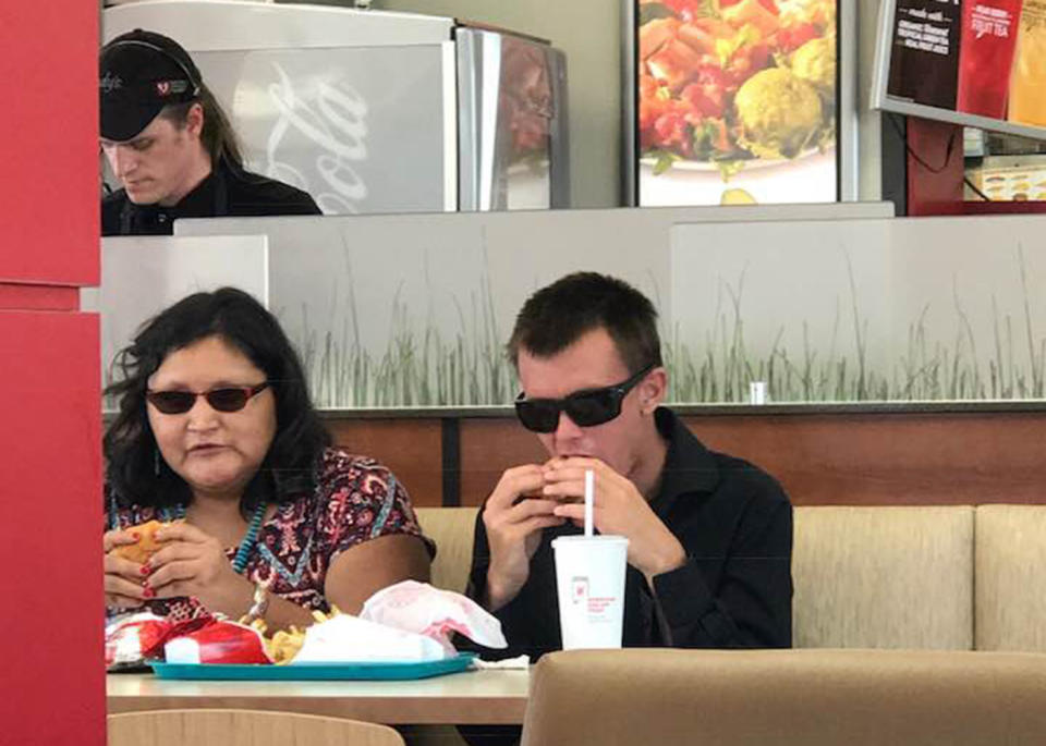 Albuquerque US Wendy's worker shows kind act of customer service to blind couple.