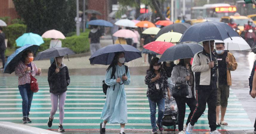 最近天氣多變化，外出最好帶把傘。(圖／劉耿豪攝）