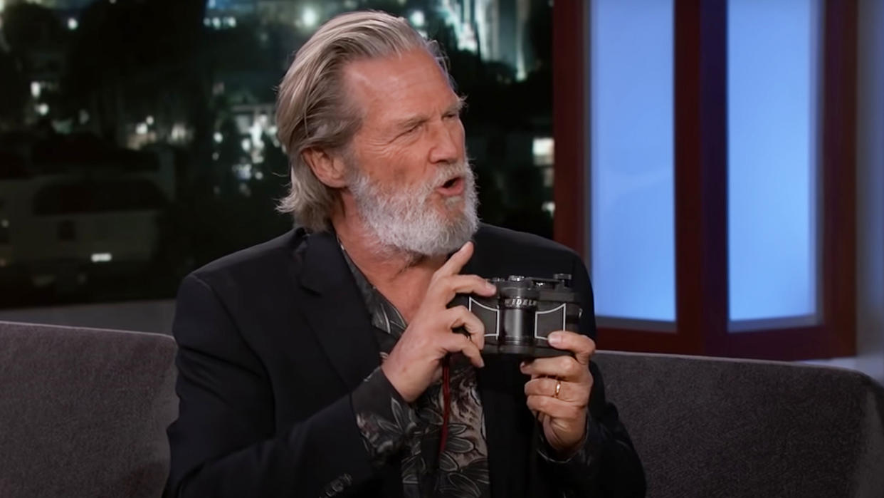  Jeff Bridges demonstrates his Widelux camera on Jimmy Kimmel Live 