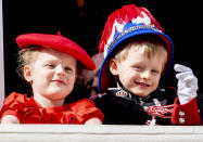 C’est une tradition chaque année. La fête nationale monégasque s'est tenue ce mardi 19 novembre sur le rocher de Monaco. Et la famille princière avait une nouvelle fois répondu présente. Le prince Albert II de Monaco et ses sœurs Caroline et Stéphanie, son épouse Charlène de Monaco, Louis Ducruet… Si les membres du clan Grimaldi étaient nombreux aux fenêtres du palais de Monaco, il y en a deux qui ont éclipsé bien des regards ce mardi. Il s’agit de Gabriella et Jacques de Monaco, les jumeaux du prince Albert II et de Charlène de Monaco. En effet, le petit Jacques a fait sensation dans un uniforme de carabinier, tandis que sa sœur Gabriella était coiffée d’un joli béret rouge. Toujours aussi complices du haut de leurs quatre ans, frère et sœur ont charmé le public grâce à leur aisance naturelle. « Jacques et Gabriella ont confiance en eux, ils sont intelligents, ils vont naturellement vers les autres » a confié Charlène de Monaco dans une interview donnée au magazine « Point de vue ». Elle poursuit : « Les enfants m’accompagnent sur certains déplacements, accompagnent leur père à d’autres, ils sont à l’aise partout. Et lorsque nous sommes réunis tous les quatre, peu importe le lieu où nous nous trouvons : là est notre maison. »Charlotte Casiraghi, grande absente de la fête nationaleGabriella et Jacques de Monaco n’étaient pas les seuls enfants du clan Grimaldi à se présenter mardi. Caroline de Monaco a pu profiter de la présence de cinq de ses petits-enfants : les trois enfants d’Andrea Casiraghi et de Tatiana Santo Domingo (Sasha, 6 ans, India, 4 ans, et Maximilian, 19 mois) et les deux enfants de Pierre Casiraghi et Beatrice Borromeo (Stefano, 2 ans, et Francesco, 17 mois). Seule Charlotte Casiraghi ne s’est pas jointe à l’événement cette année avec ses deux garçons (Raphaël Elmaleh, 5 ans, et Balthazar Rassam, 1 an). Stéphanie de Monaco était également présente aux côtés de son fils Louis Ducruet et sa jeune épouse Marie Chevallier, tandis que Pauline Ducruet et sa demi-sœur Camille Gottlieb ont brillé par leur absence.