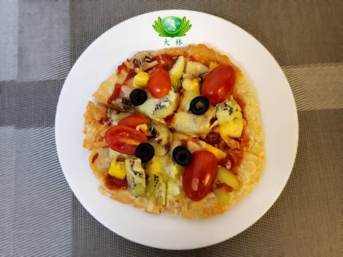 彩虹蔬果披薩。（圖/嘉義大林慈濟醫院提供）