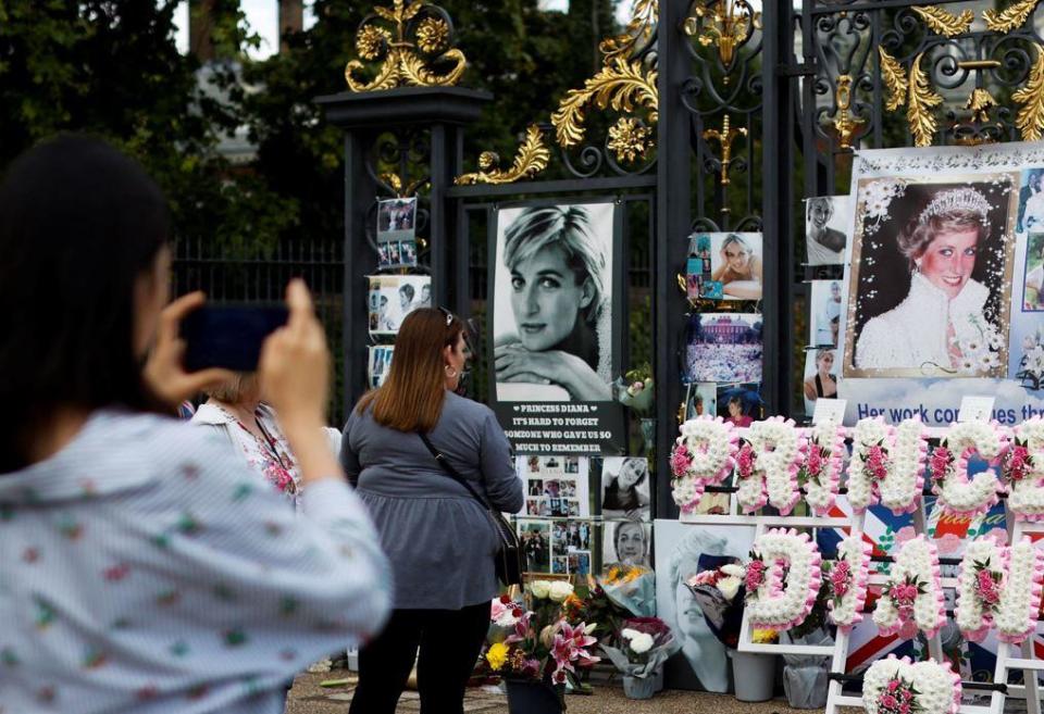 People  gather to pay tribute on the 25th anniversary of the death  of Britain's Princess Diana, in front of Kensington Palace, in central  London, August 31, 2022. / Credit: CARLOS JASSO/AFP/Getty