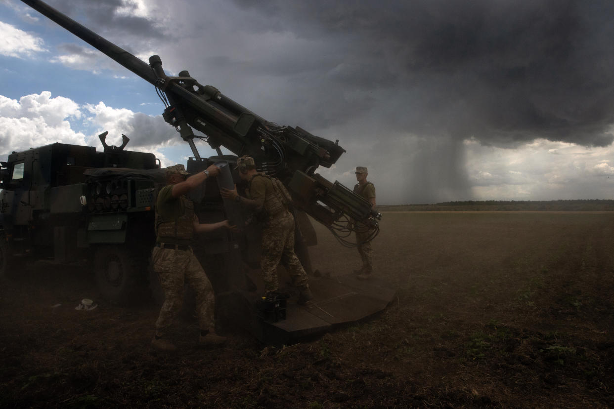 Soldados ucranianos recargan un obús autopropulsado CAESAR que donó Francia después de disparar contra una posición rusa en la región de Donetsk, al este de Ucrania, el viernes 24 de junio de 2022. (Tyler Hicks/The New York Times).