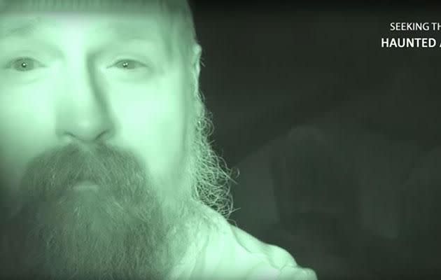 Ghost hunter Tony hangs out in a graveyard by himself. Photo: Youtube