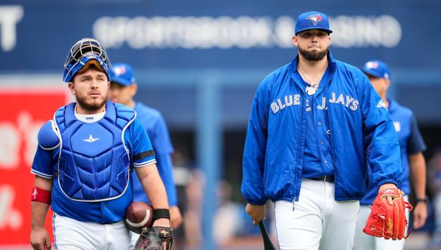 Hilarious moment on the Blue Jays broadcast as Alejandro Kirk