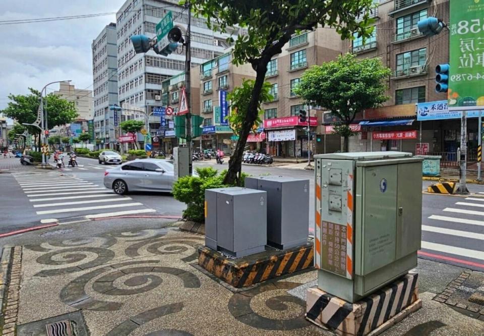 板橋信義路150號巷口原先有路樹、台電電箱、中華電信光化箱等阻擋行人通行、阻礙駕駛視線。   圖：翻攝「臉書」羅致政粉絲團粉絲專頁