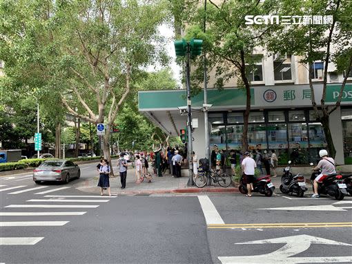 三倍券領取首日，台北民生郵局排隊人潮。（圖／記者顏敏翔攝）