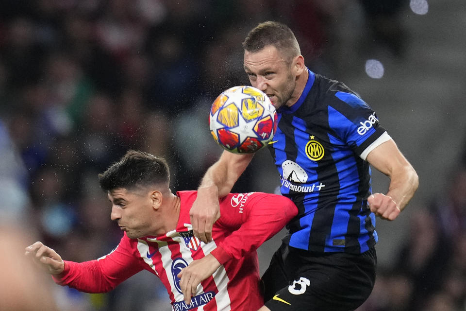 Inter Milan's Stefan de Vrij, right, heads the ball past Atletico Madrid's Alvaro Morata during the Champions League, round of 16, second leg soccer match between Atletico Madrid and Inter Milan at the Metropolitano stadium in Madrid, Spain, Wednesday, March 13, 2024. (AP Photo/Manu Fernandez)