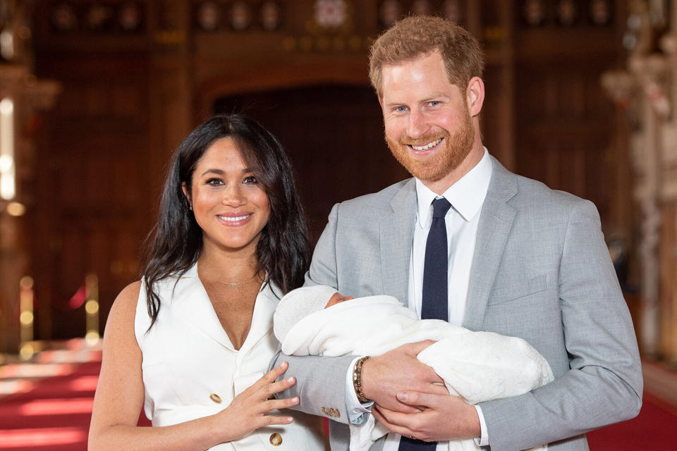 Herzogin Meghan und Prinz Harry beim ersten Fototermin mit ihrem Sohn in Windsor Castle. (Bild: Getty Images)