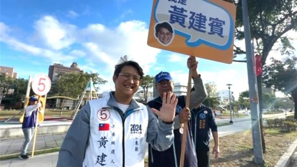 選戰倒數20天，國民黨台東立委候選人黃建賓（左）積極打陸戰，搶攻台東票倉。（蔡旻妤攝）