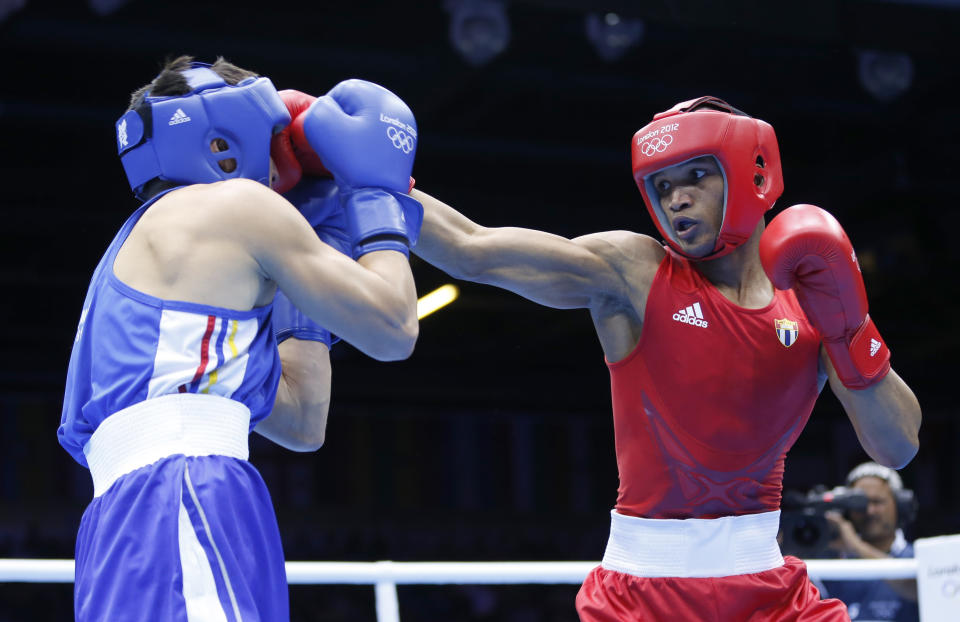 El cubano Rionel Iglesias lucha contra César Villarraga de Colombia en los Juegos Olímpicos de Londres 2012. (Foto: REUTERS/Murad Sezer)