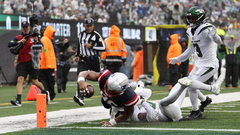 New England Patriots tight end Pharaoh Brown (86) pushes for the end zone against New York Jets safety Adrian Amos (0) to score a touchdown during the second quarter of an NFL football game, Sunday, Sept. 24, 2023, in East Rutherford, N.J. (AP Photo/Adam Hunger)