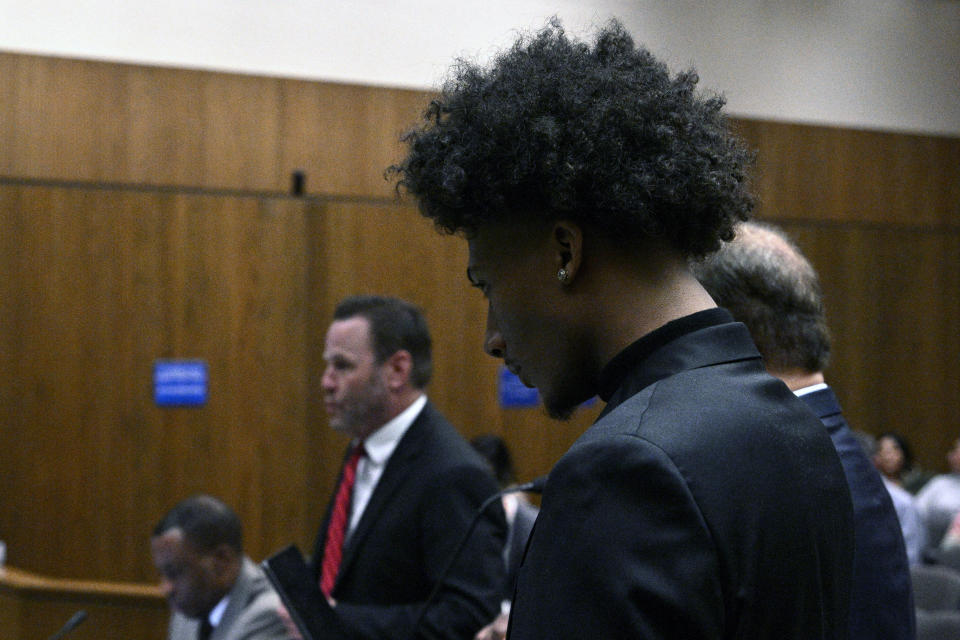 Mikey Williams, foreground, looks on in court Friday, Oct. 27, 2023, in El Cajon, Calif. Star Memphis basketball recruit Mikey Williams is in Superior Court for arraignment on nine felony charges stemming from a March 27 shooting at his $1.2 million home. (AP Photo/Orlando Ramirez)